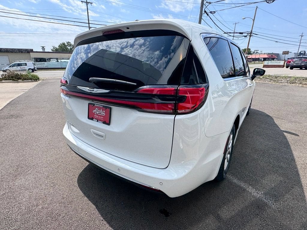 2025 Chrysler Pacifica Select
