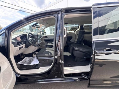 2024 Chrysler Voyager LX