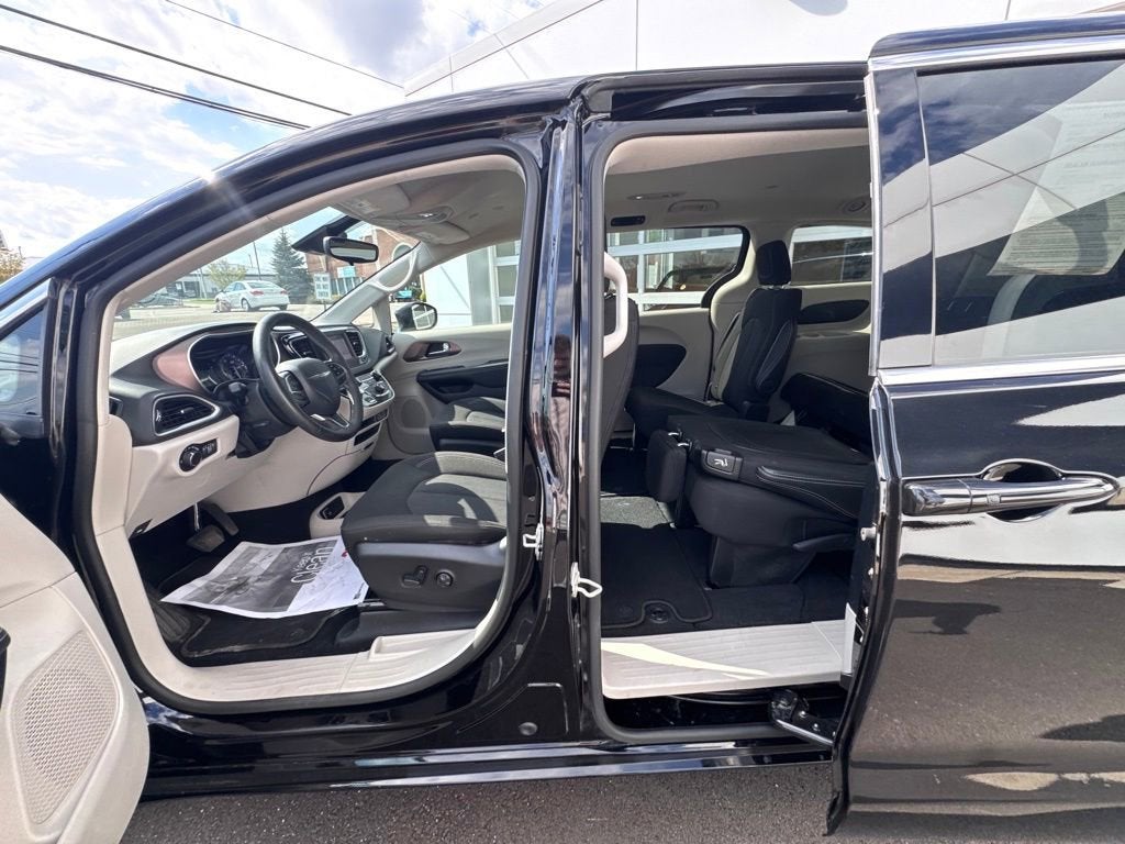2024 Chrysler Voyager LX