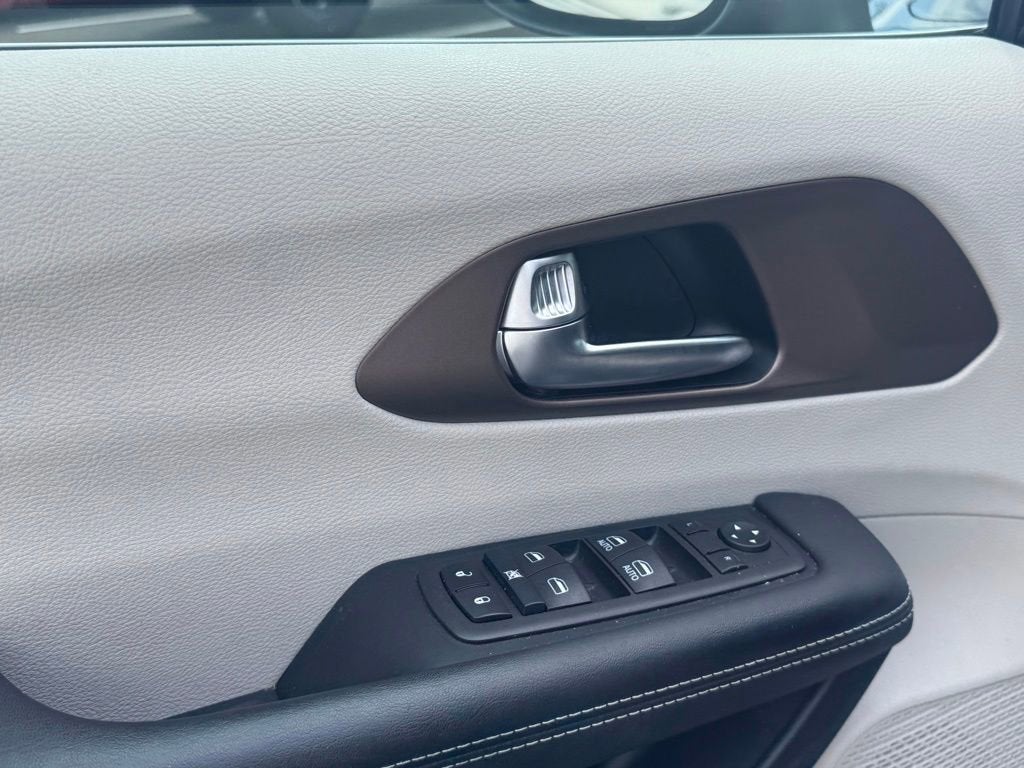 2024 Chrysler Voyager LX