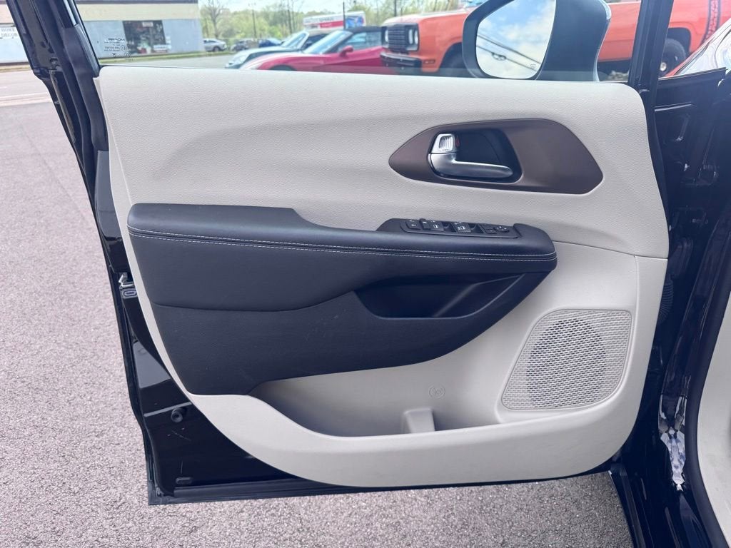 2024 Chrysler Voyager LX