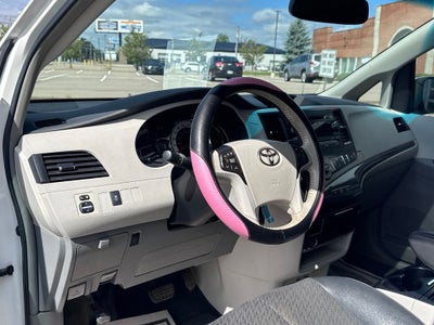 2012 Toyota Sienna SE 8 Passenger