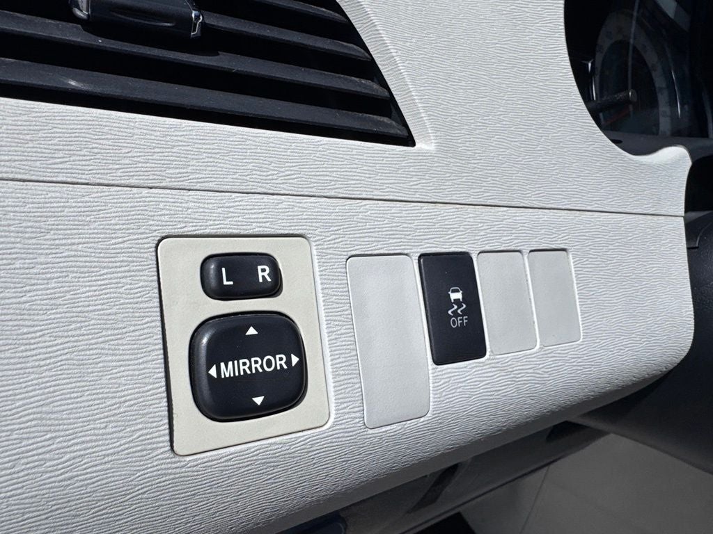 2012 Toyota Sienna SE 8 Passenger
