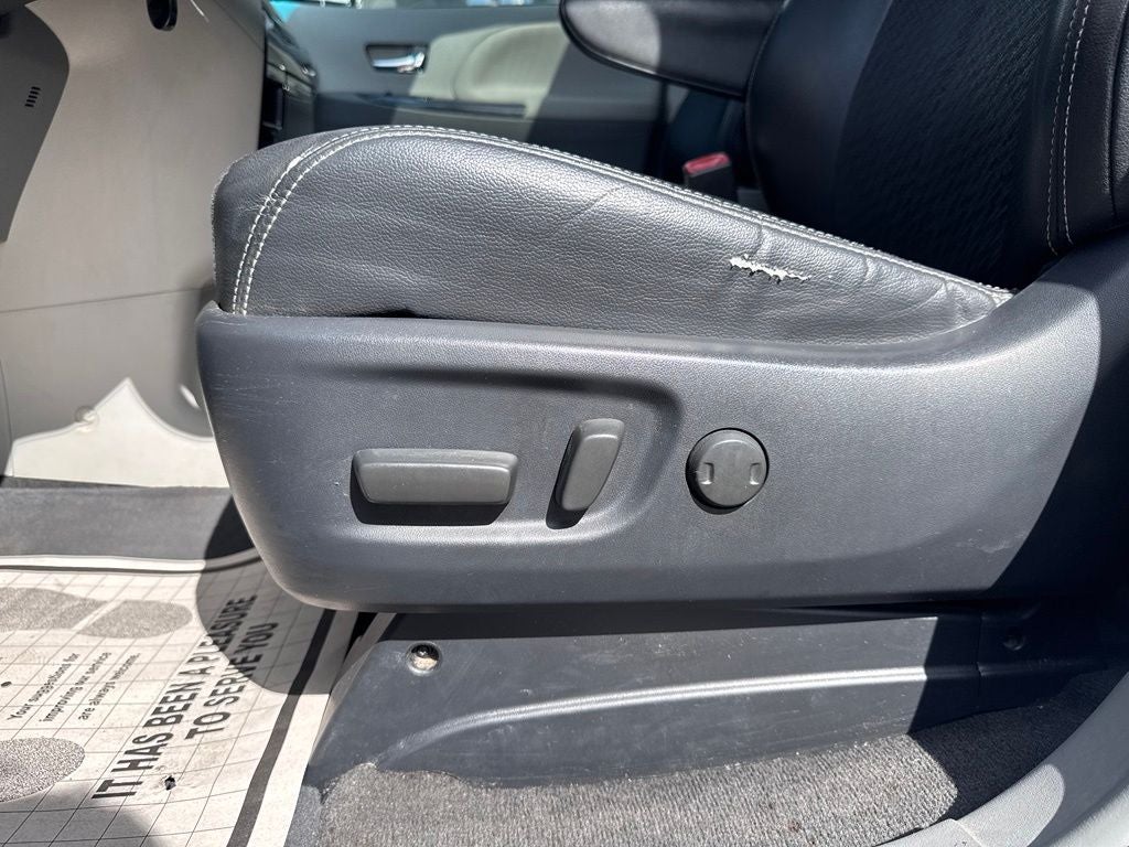 2012 Toyota Sienna SE 8 Passenger
