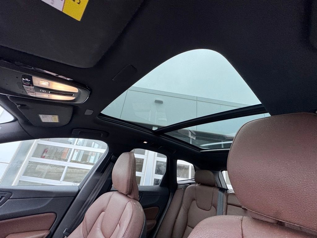 2023 Volvo XC60 Plus Dark Theme