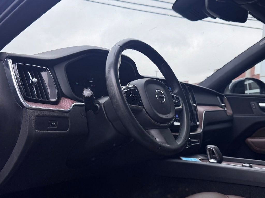 2023 Volvo XC60 Plus Dark Theme