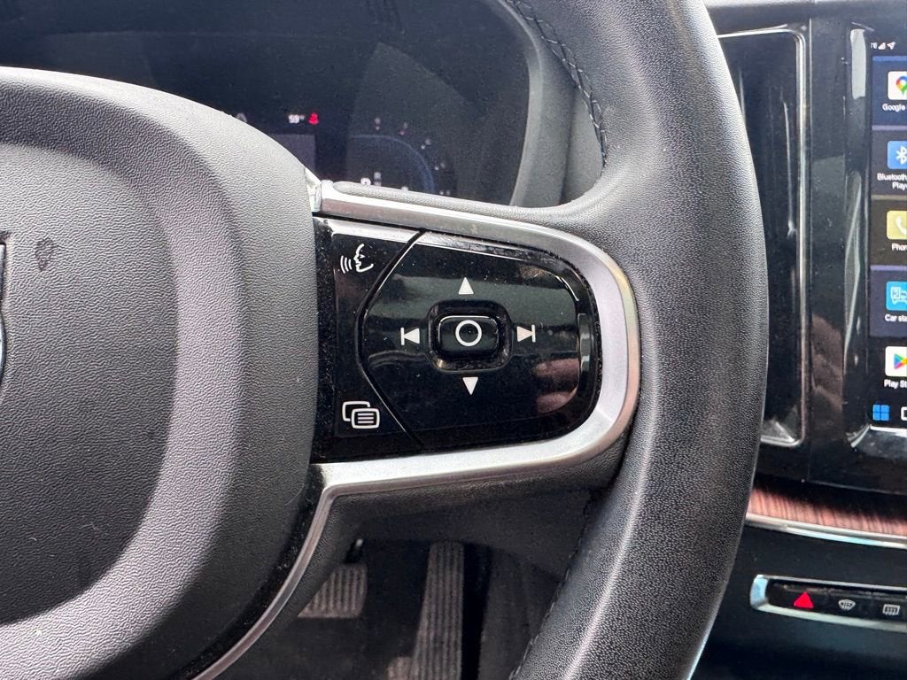 2023 Volvo XC60 Plus Dark Theme