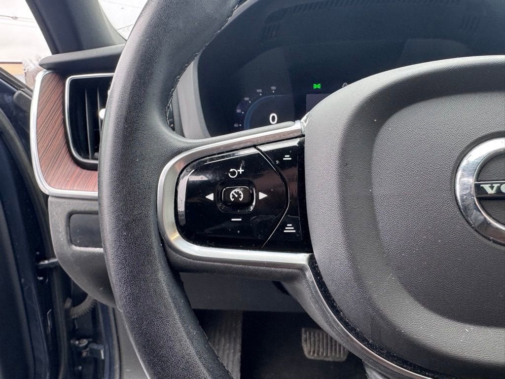 2023 Volvo XC60 Plus Dark Theme