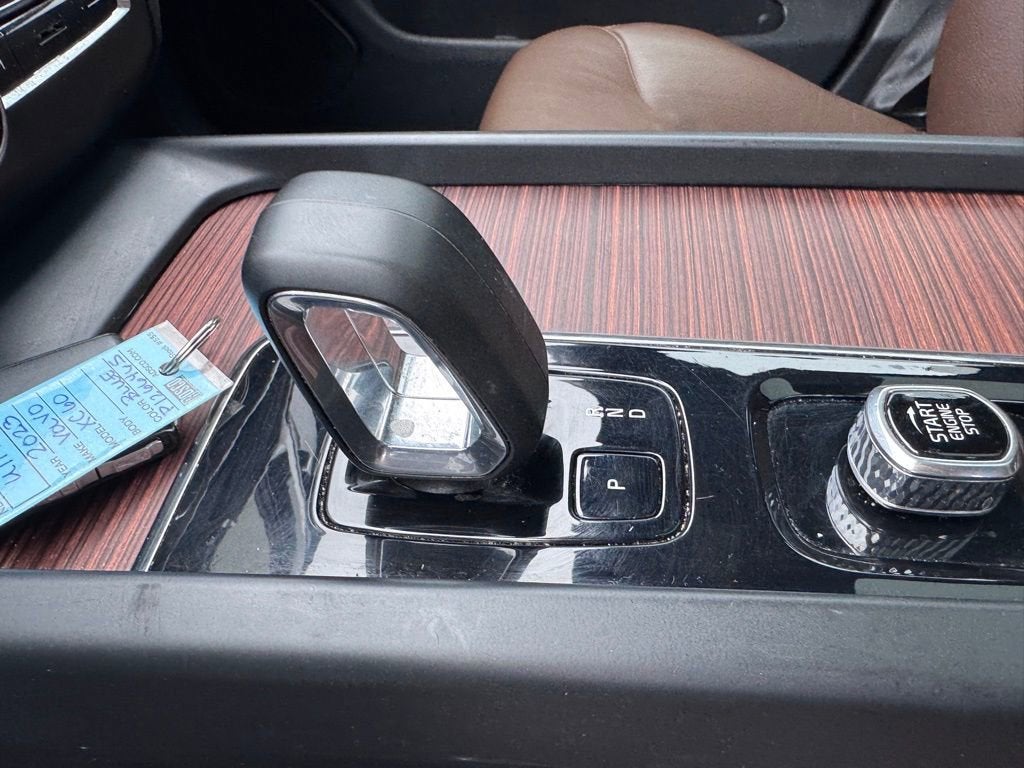 2023 Volvo XC60 Plus Dark Theme