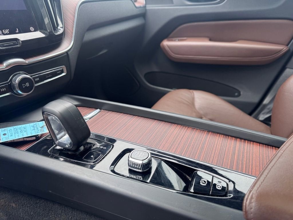 2023 Volvo XC60 Plus Dark Theme