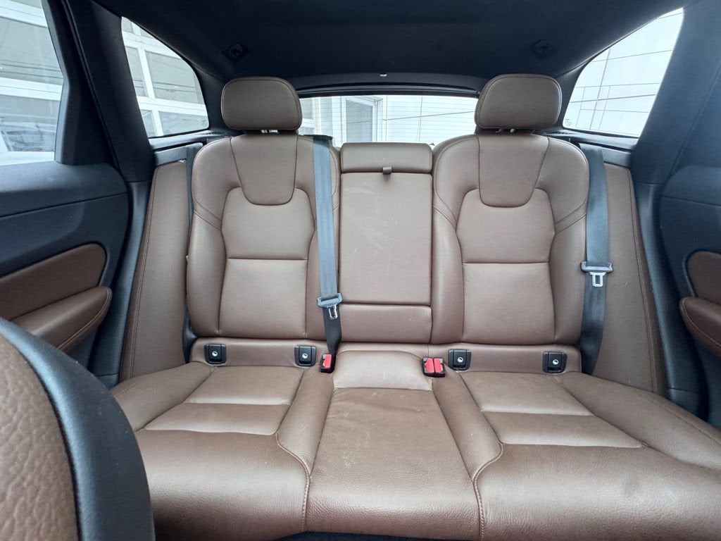 2023 Volvo XC60 Plus Dark Theme