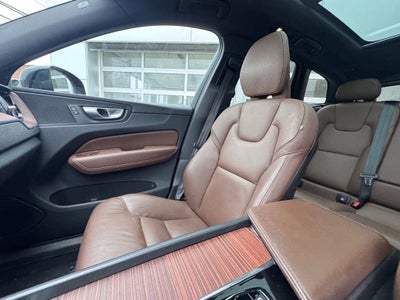 2023 Volvo XC60 Plus Dark Theme