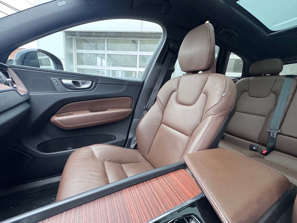 2023 Volvo XC60 Plus Dark Theme