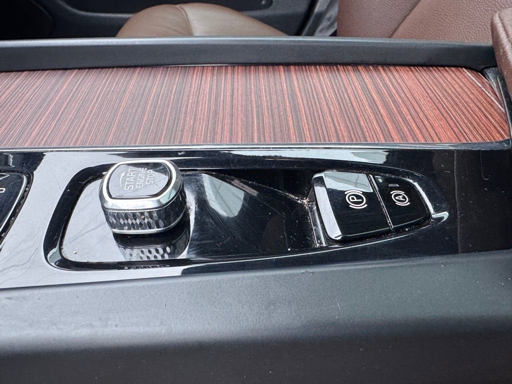 2023 Volvo XC60 Plus Dark Theme