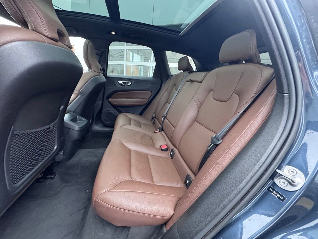 2023 Volvo XC60 Plus Dark Theme