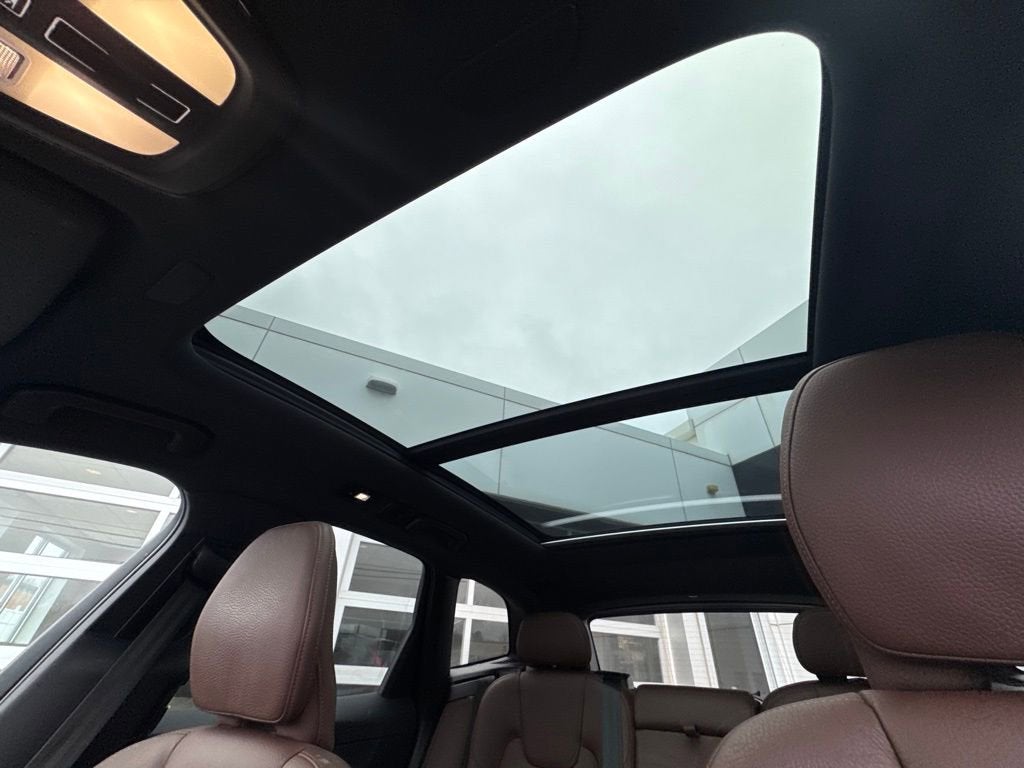 2023 Volvo XC60 Plus Dark Theme