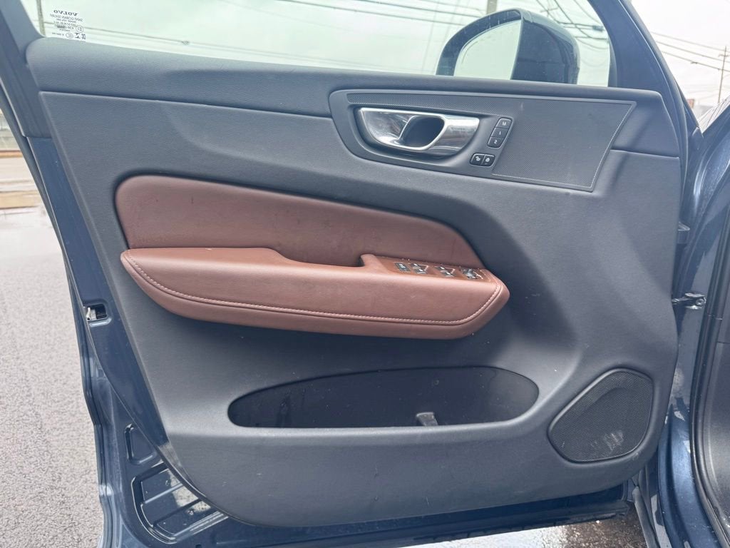 2023 Volvo XC60 Plus Dark Theme